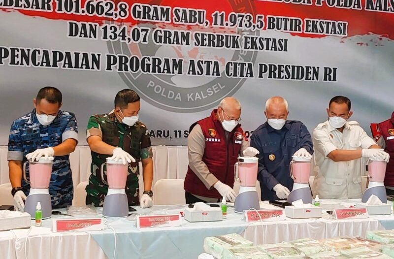 Polda Kalsel memusnahkan barang bukti narkoba berupa 101,6 kilogram sabu, 11.973,5 butir ekstasi, dan 134,7 gram serbuk ekstasi, Kamis, (11/9/2025). Foto: HD