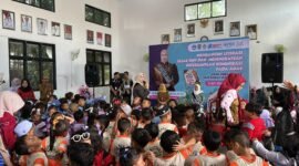 Bunda Paud Kabupaten Banjar, Nurgita Tiyas, bersama anak-anak di kegiatan mendongeng, Senin (15/9/2025).  Foto:MC Banjar