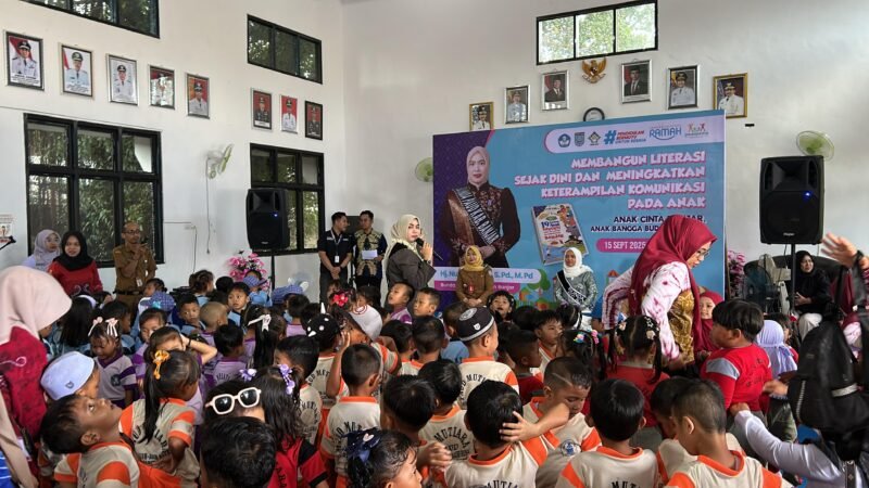 Bunda Paud Kabupaten Banjar, Nurgita Tiyas, bersama anak-anak di kegiatan mendongeng, Senin (15/9/2025).  Foto:MC Banjar