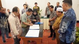 Penandatanganan Komitmen Kemitraan antara perusahaan besar dengan pelaku UMKM Kabupaten Banjar. Foto: MC Banjar