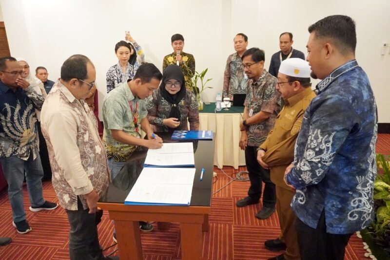Penandatanganan Komitmen Kemitraan antara perusahaan besar dengan pelaku UMKM Kabupaten Banjar. Foto: MC Banjar