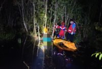 Proses evakuasi mayat yang ditemukan warga di Jalan Gubernur Syarkawi. Foto:DPKP Banjar