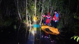 Proses evakuasi mayat yang ditemukan warga di Jalan Gubernur Syarkawi. Foto:DPKP Banjar