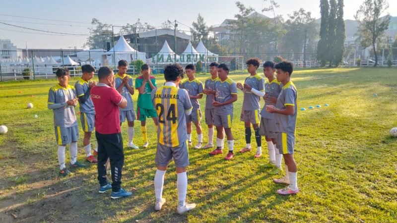 Latihan Tim Sepak Bola Kabupaten Banjar jelang Porprov 2025. Foto Askab PSSI Banjar