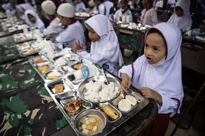 Potret siswa sekolah sedang makan bergizi gratis. Foto: MC Kalsel