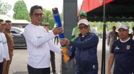 Penerimaan obor di Kabupaten Balangan ( FOTO : INFOPUBLIK)