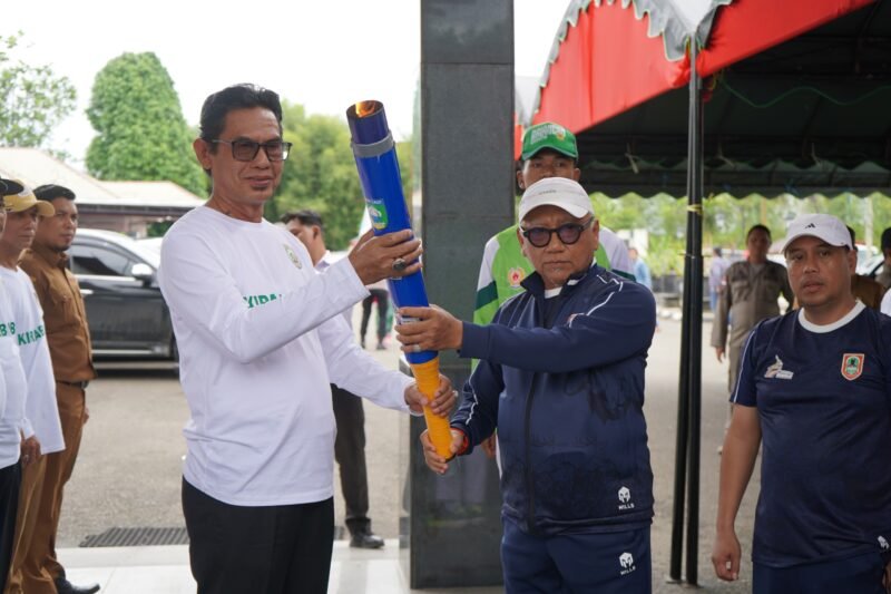 Penerimaan obor di Kabupaten Balangan ( FOTO : INFOPUBLIK)