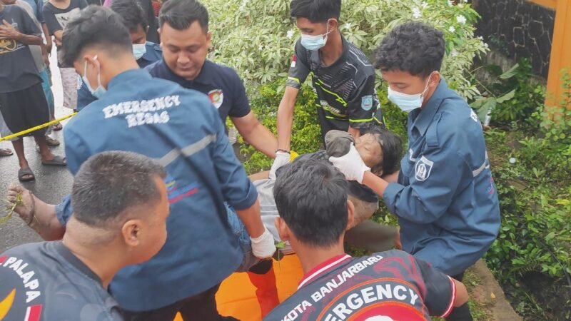 Proses Evakuasi Mayat oleh Petugas dan Relawan. Foto: Akwan Pro1