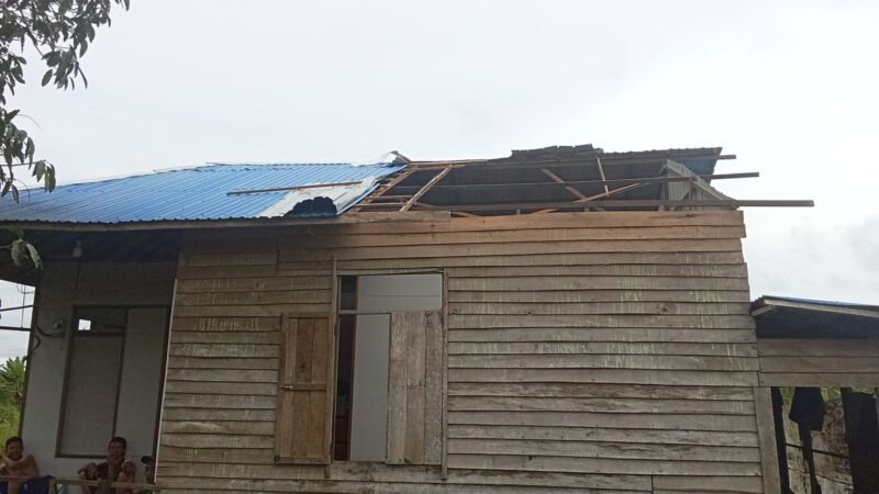 Rumah warga yang terdampak angin kencang (FOTO : BPBD BANJAR)