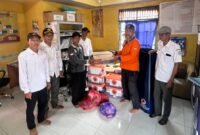 Penyerahan Bantuan Puting Beliung Desa Keliling Benteng Ilir Kec.Sungai Tabuk (FOTO : BPBD BANJAR)