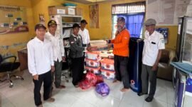 Penyerahan Bantuan Puting Beliung Desa Keliling Benteng Ilir Kec.Sungai Tabuk (FOTO : BPBD BANJAR)