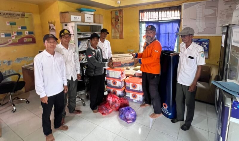 Penyerahan Bantuan Puting Beliung Desa Keliling Benteng Ilir Kec.Sungai Tabuk (FOTO : BPBD BANJAR)