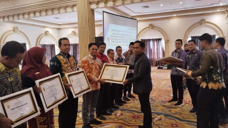 Pemberian penghargaan kepada Desa Mandiri Kabupaten Banjar