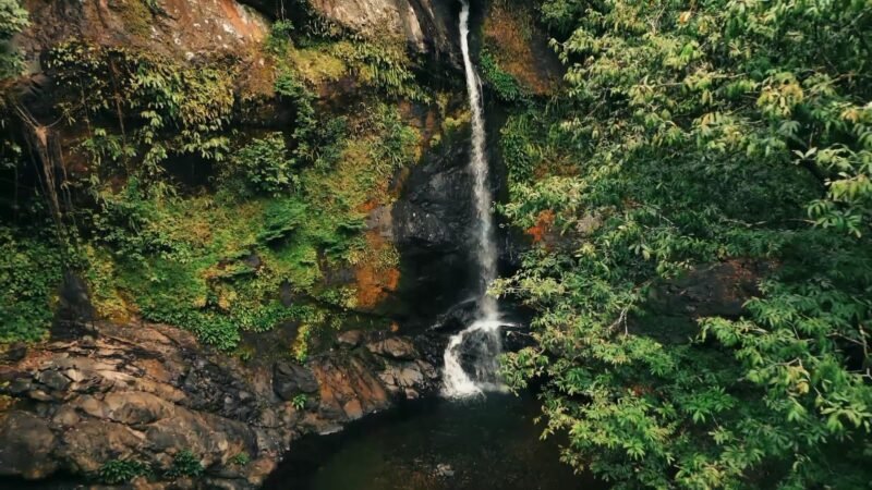 Gambaran keindahan air terjun Doyam Tangkolapan dari drone (FOTO : WARGA LOKAL)