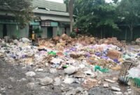 Tumpukan sampah yang tidak terangkat karena kekurangan armada 