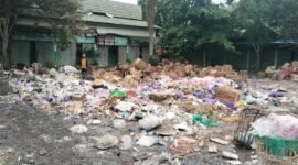 Tumpukan sampah yang tidak terangkat karena kekurangan armada 