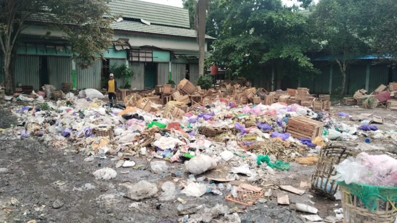 Tumpukan sampah yang tidak terangkat karena kekurangan armada 