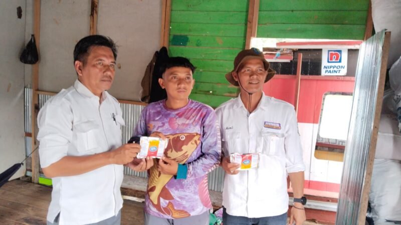 DKPP Banjar serahkan bantuan vitamin kepada pembudidaya ikan mas di waduk riam kanan