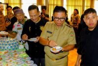 Wawali Samarinda, Saefuddin Zuhri cicipi amparan tatak (Foto : Diskominfo Samarinda)