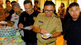 Wawali Samarinda, Saefuddin Zuhri cicipi amparan tatak (Foto : Diskominfo Samarinda)