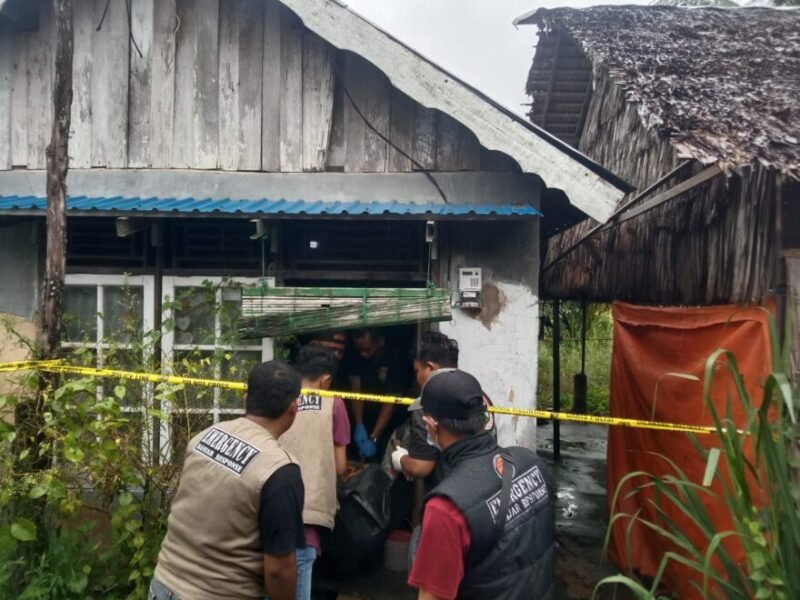 Proses evakuasi oleh tim inafis Polres Banjar (Foto : Istimewa)