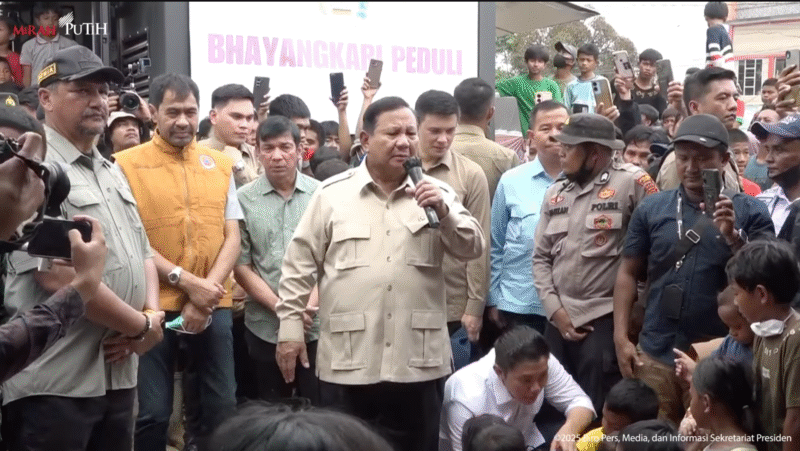 Prabowo sambangi posko pengungsi (Foto : Infopublik)
