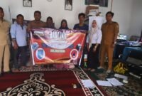 Penyaluran dana bantuan kepada korban bencana angin lencang di Desa Guntung Ujung dan Desa Makmur di kecamatan Gambut