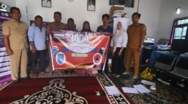 Penyaluran dana bantuan kepada korban bencana angin lencang di Desa Guntung Ujung dan Desa Makmur di kecamatan Gambut