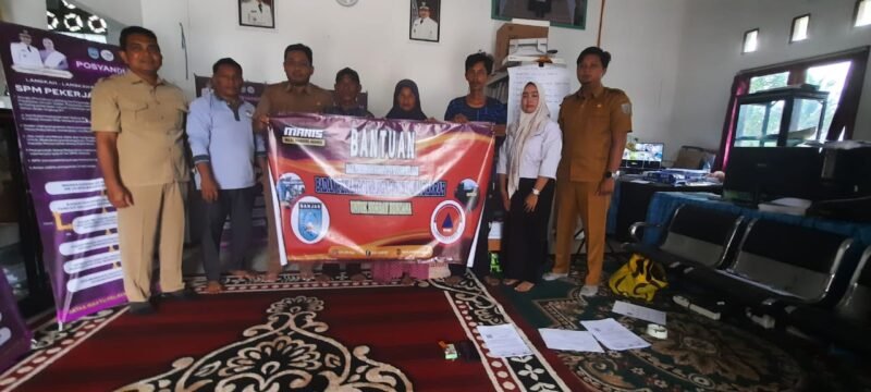 Penyaluran dana bantuan kepada korban bencana angin lencang di Desa Guntung Ujung dan Desa Makmur di kecamatan Gambut