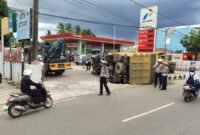 Truk terguling di depan SPBU Sungai Paring