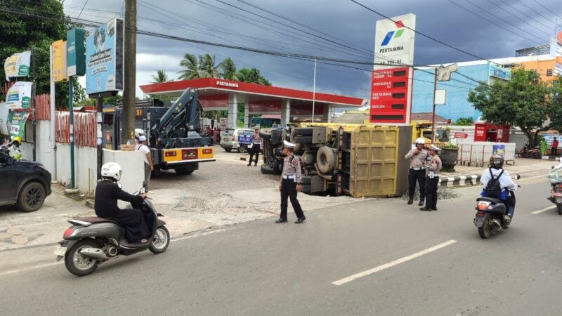 Truk terguling di depan SPBU Sungai Paring