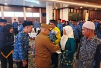 Pemerintah Kabupaten Kotabaru menggelar seremoni penghargaan bagi Aparatur Sipil Negara (ASN) yang telah menunjukkan pengabdian panjang melalui penyerahan Tanda Kehormatan Satyalancana Karya Satya (Fota : Diskominfo Kotabaru)