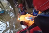 Proses evakuasi korban tenggelam (Foto : DPKP Banjar)