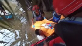 Proses evakuasi korban tenggelam (Foto : DPKP Banjar)