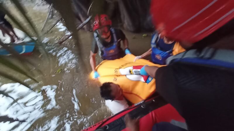 Proses evakuasi korban tenggelam (Foto : DPKP Banjar)