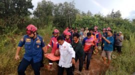 Lansia yang hilang berhasil ditemukan dengan kondisi cukup lemah (Foto : BPBD Banjar)