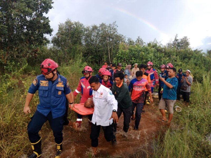 Lansia yang hilang berhasil ditemukan dengan kondisi cukup lemah (Foto : BPBD Banjar)