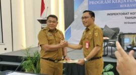 Penandatanganan dan penyerahan Piagam Pengawasan Internal oleh Plt Inspektorat Banjarbaru, Rahmat Taufik, kepada Sekretaris Daerah Kota Banjarbaru, Sirajoni.