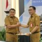 Penandatanganan dan penyerahan Piagam Pengawasan Internal oleh Plt Inspektorat Banjarbaru, Rahmat Taufik, kepada Sekretaris Daerah Kota Banjarbaru, Sirajoni.