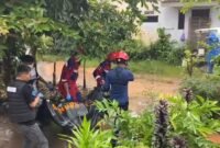 Proses evakuasi korban meninggal dunia di dalam rumahnya