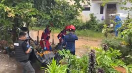 Proses evakuasi korban meninggal dunia di dalam rumahnya