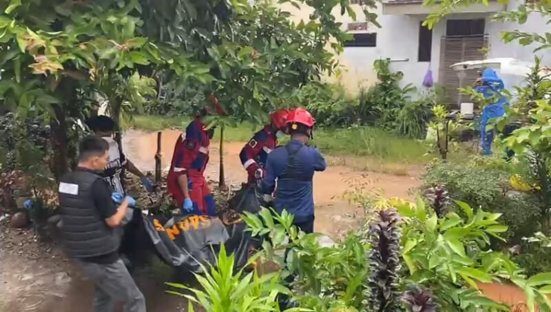 Proses evakuasi korban meninggal dunia di dalam rumahnya