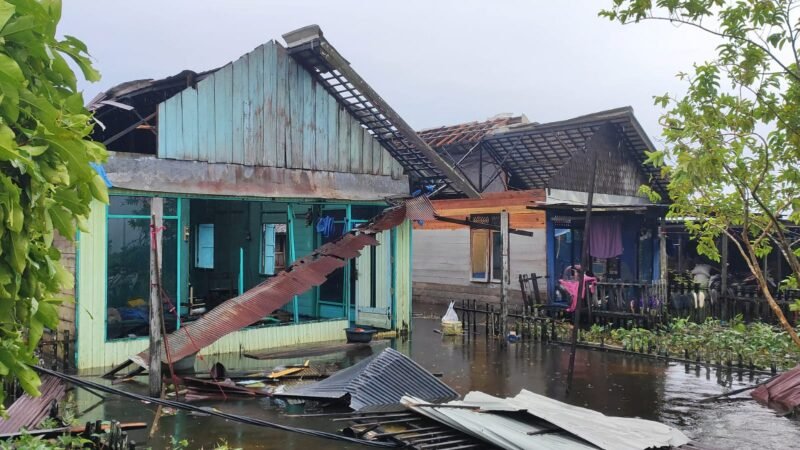 Kondisi rumah warga yang terkena angin puting beliung