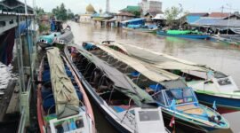 KAPAL JEMAAH MOMEN 5 RAJAB BERSANDAR DI DERMAGA MURUNG KERATON