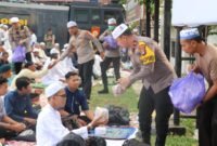 KAPOLRES DAN WAKAPOLRES BANJAR BAGIKAN JAMUAN KEPADA JEMAAH MOMEN 5 RAJAB DI MAPOLRES BANJAR (FOTO : HUMAS POLRES BANJAR)
