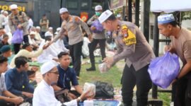 KAPOLRES DAN WAKAPOLRES BANJAR BAGIKAN JAMUAN KEPADA JEMAAH MOMEN 5 RAJAB DI MAPOLRES BANJAR (FOTO : HUMAS POLRES BANJAR)