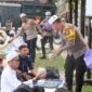 KAPOLRES DAN WAKAPOLRES BANJAR BAGIKAN JAMUAN KEPADA JEMAAH MOMEN 5 RAJAB DI MAPOLRES BANJAR (FOTO : HUMAS POLRES BANJAR)