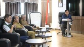 Sekretaris Daerah Provinsi Kalimantan Selatan Muhammad Syarifuddin menyampaikan arahan strategis dalam Rapat Koordinasi Kesiapsiagaan dan Penanggulangan Bencana Banjir, Cuaca Ekstrem, dan Tanah Longsor yang digelar secara virtual dari Command Center Pemprov Kalsel (Foto : MC KALSEL)