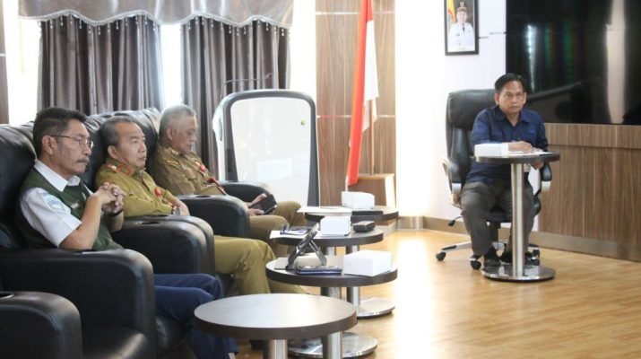 Sekretaris Daerah Provinsi Kalimantan Selatan Muhammad Syarifuddin menyampaikan arahan strategis dalam Rapat Koordinasi Kesiapsiagaan dan Penanggulangan Bencana Banjir, Cuaca Ekstrem, dan Tanah Longsor yang digelar secara virtual dari Command Center Pemprov Kalsel (Foto : MC KALSEL)