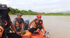 Tim SAR gabungan mencari orang diduga tenggelam (Foto : BPBD PASER)